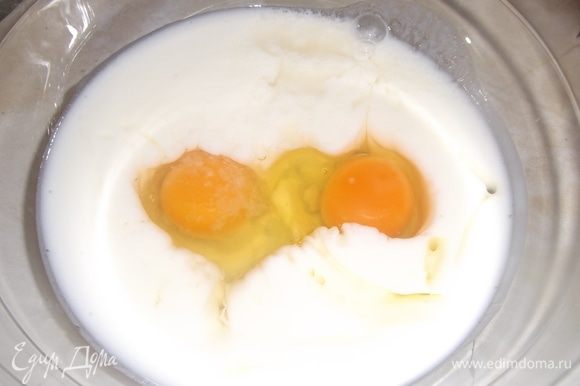 В кефир вбить яйца, добавить сахар и соль. Перемешать.