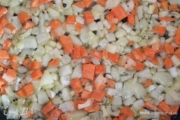 В масло отправить лук и морковь. Тушить практически до готовности овощей. Посолить и поперчить по вкусу.