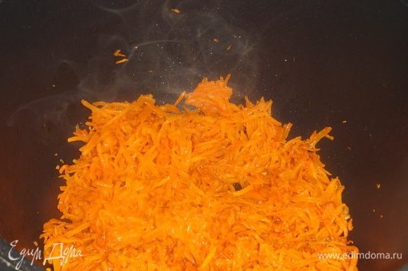 Обжарить на масле натертую морковь.