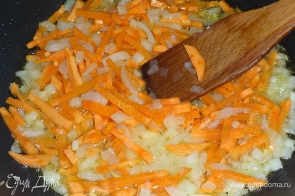 В сотейник налить растительное масло, положить лук и морковь. Обжаривать на среднем огне 8–10 минут.