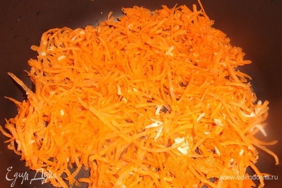 Крупную морковь натереть на терке вместе с чесноком. Половину выложить на дно посуды. Масло не добавлять.