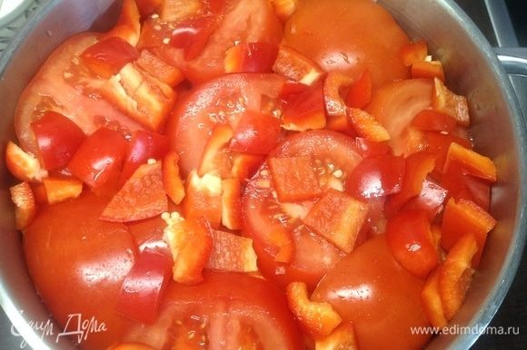 Половину сладких красных перцев кубиками нарезали и на помидорки, это для вкуса, аромата, они, конечно же, уйдут в процессе... Но без перчика не то.