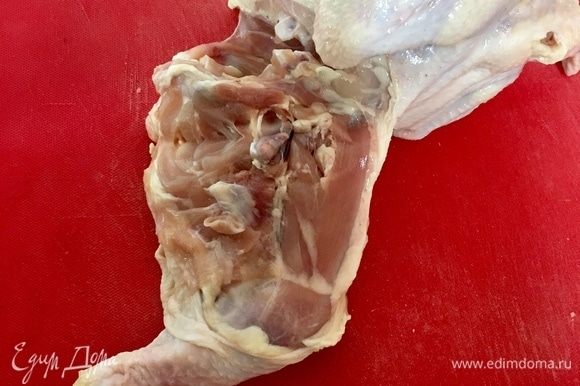 Сустав пройден, далее отрезаем аккуратненько кожу, мясо, волокна. В общем, полностью отделяем бедро от всей тушки курицы. Первое бедро готово.