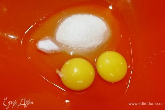 В миску разбиваем 2 яйца, высыпаем весь сахар, добавляем соль и ванилин. Перемешиваем.