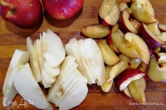 Для начала нарежем яблоко (у меня 1 шт, т.к. очень большое) и нектарины.