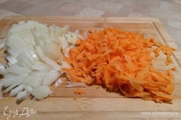 Мелко нарезаем лук, морковь натираем на крупной терке.