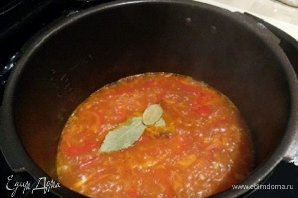 Добавим 2 столовые ложки томатной пасты, обжариваем еще 2–3 минуты и заливаем 1 литром воды. Солим и перчим по вкусу. Даем соусу покипеть 5 минут.