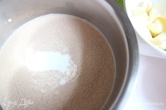 В теплое (36–38°C) молоко (150 грамм) добавить сухие дрожжи, сахарный песок и влить смесь в половину просеянной муки.