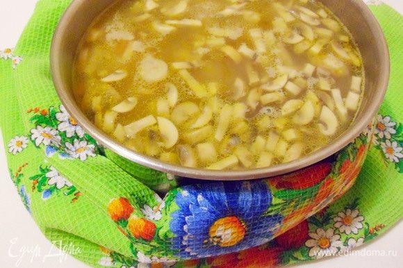 Томленый суп с гречкой и грибами готов.