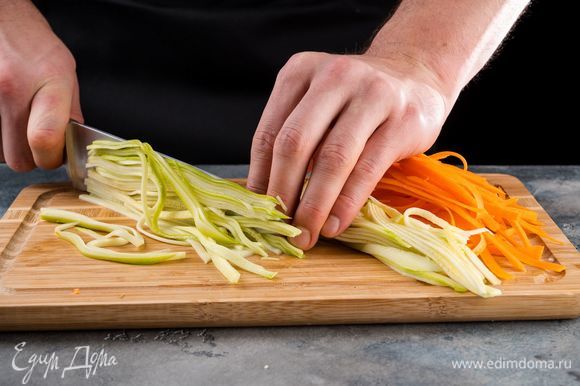 Очищенную морковь и кабачок нарежьте длинными тонкими полосками (можно воспользоваться овощечисткой).