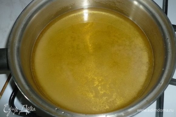 В сотейнике смешать оставшийся сахар, мед, сок лимона и 100 мл воды. Довести до кипения, варить 5–10 минут.