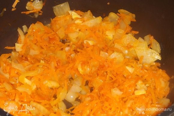 Морковь с луком обжарить на растительном масле.