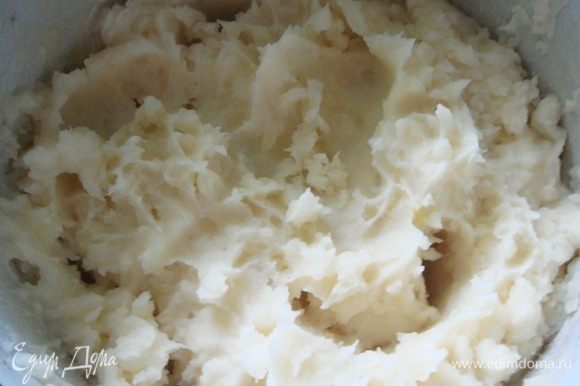 Картофель почистить и отварить в подсоленной воде. Помять картофель с небольшим количеством жидкости (остальную слить), добавить яйцо и быстро перемешать.