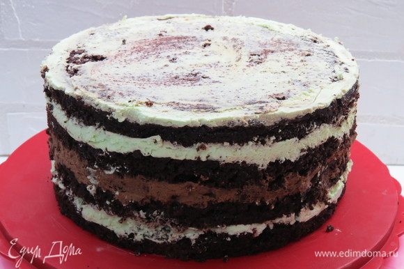 Сверху положить тарелку и груз, оставить торт в холодильнике на пару часов. После чего можно извлечь торт и приступить к декору.