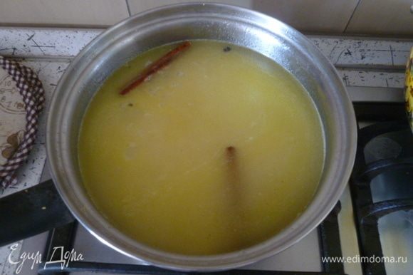 Вылить горячий бульон, оставшийся сок лимона и добавить цедру. Посолить, довести до кипения, снизить нагрев, готовить под крышкой 20 минут.