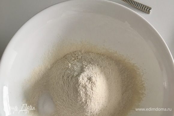 В миску просеять муку, добавить соль и соду.
