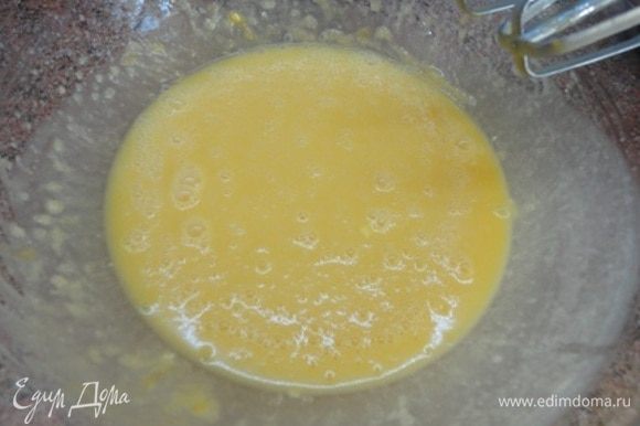 Мягкое сливочное масло взбиваем с сахаром и по одному вводим яйца, продолжая взбивать.