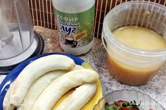 Бананы, клубнику помыть и почистить. В блендер добавить все охлажденные ингредиенты и взбить.