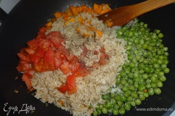В сковороду с овощами выложить рис, горошек (не размораживая), помидоры. Посолить, поперчить, перемешать.