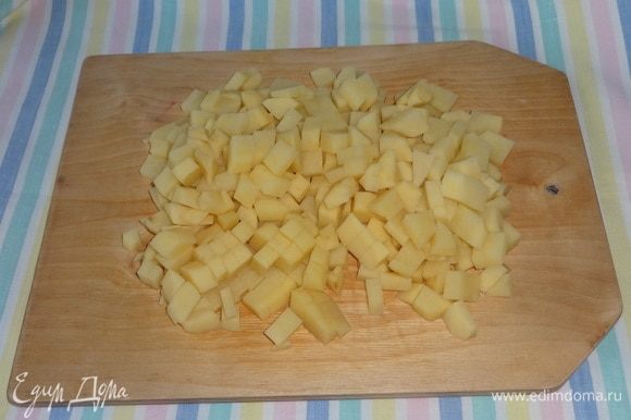 Картофель очистить, вымыть, нарезать кубиками.