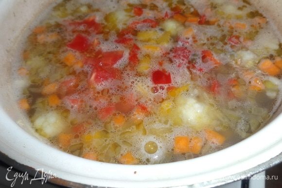Положить в суп нарезанные перец и помидор. Варить 5 мин.
