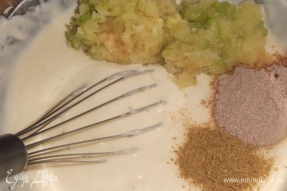 В тесто добавить натертое на мелкой терке яблоко, имбирь, корицу и кардамон.