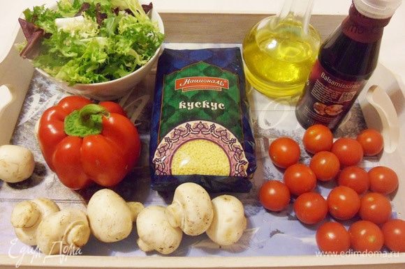 Подготовить необходимые продукты. Болгарский перец, томаты и зелень (у меня уже готовый салатный микс) помыть.