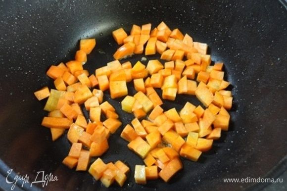 В этом же сотейнике обжариваем минуты 3 нарезанную кубиками морковь в 1 ст.л. растительного масла.