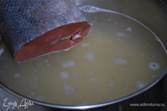 В воду с булгуром кладем рыбу, солим по своему вкусу и варим до готовности. Кладем лавровый лист и черный перец горошком.
