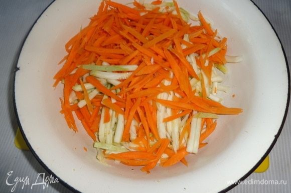 Морковь очистить от кожуры и натереть вместе с кабачком толстой соломкой на специальной терке.