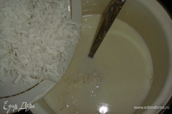 Кокос почистить и натереть на терке. Добавить к рису 100 г натертой кокосовой стружки и варить до готовности риса.