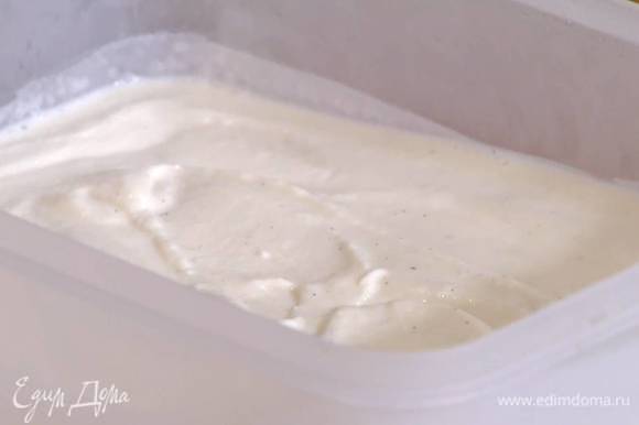 Перелить йогуртовую массу в пластиковый контейнер, закрыть крышкой и отправить в морозильник.