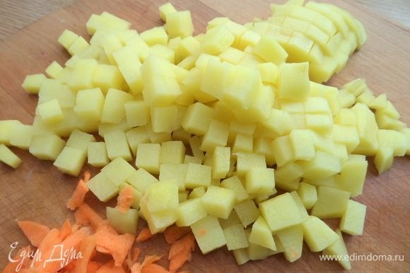 Картофель порубить кубиком.