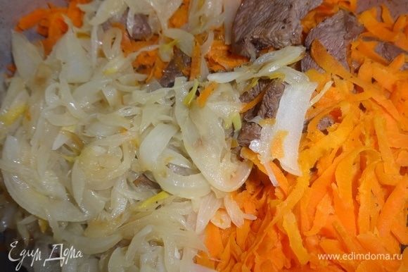 Обжаренные лук и морковь добавить к мясу.