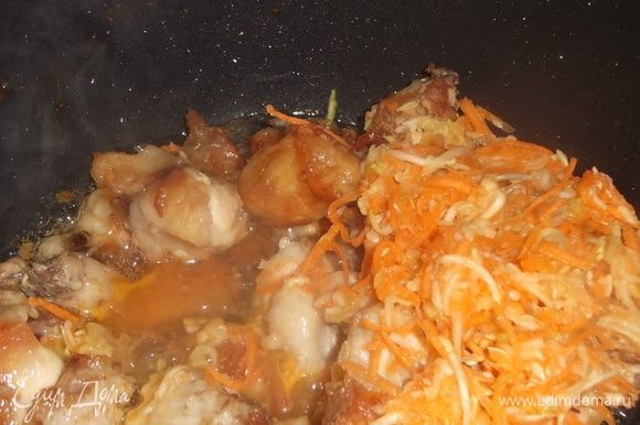 Гузки обжарить без добавления масла. Добавить натертые на терке морковь, кабачок и чеснок. Накрыть крышкой, тушить, помешивая, пока чистите картошку.