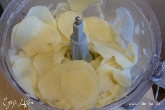 Картофель нарезать тонкими ломтиками. Удобно сделать это с помощью кухонного комбайна.