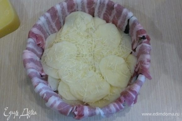 Выкладывать слои картофеля, чередуя тертым сыром. Каждый слой приправлять по вкусу солью и перцем.