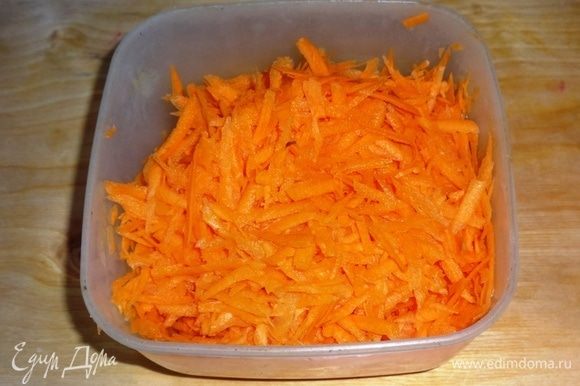 Морковь натереть на крупной терке.