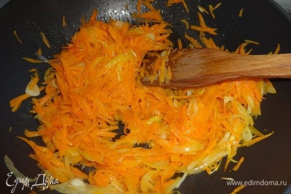 Добавить морковь и обжаривать еще несколько минут, помешивая.