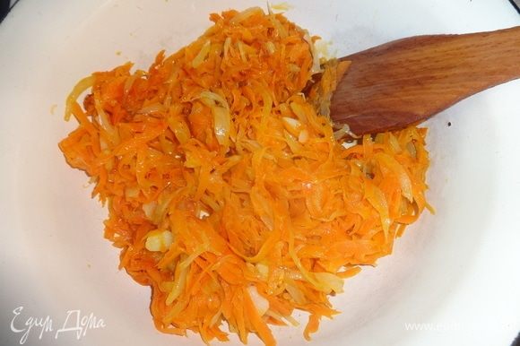 Обжаренные лук, чеснок и морковь выложить в миску.