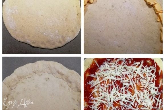 Делаем пиццу с сырным краешком. Оставшееся тесто растягиваем в круг. Пластинки плавленного сыра сворачиваем в трубочки, нарываем руками и укладываем на край пиццы. Заворачиваем края вокруг сыра, приминаем их. Центр заготовки смазываем кетчупом или томатным соусом, посыпаем моцареллой.