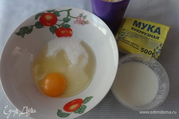 В другой миске соединить сахар, яйцо, простоквашу, ванилин, соль, кукурузную муку.