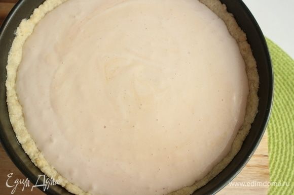Поместить начинку на остывшее тесто, отправить пирог в разогретую предварительно духовку до 180°C на 60–65 минут. Через 40–45 минут после начала выпечки посыпать верх пирога миндальными лепестками и выпекать 20 минут. Дать пирогу немного остыть (до теплого состояния) в духовке.