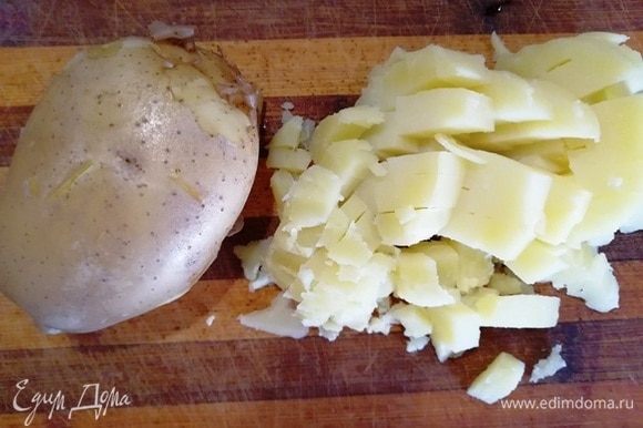 Вареный картофель нарезаем кубиком, как свеклу.