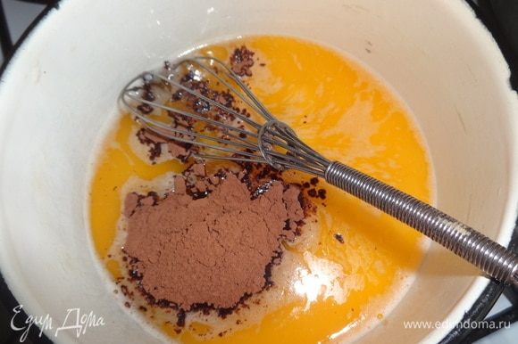 В сотейнике на медленном огне растопить маргарин, добавить порошок какао, перемешать.