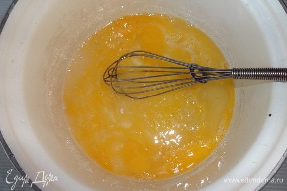 Яйца взбить с сахаром, солью и ванилином.