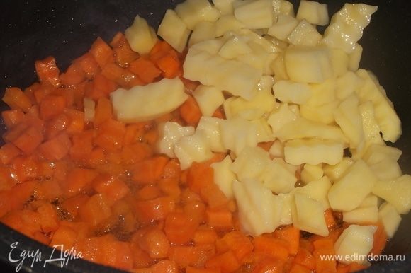 В кастрюлю объемом 3 литра выложить куриное мясо. Залить водой, довести до кипения, снять пену. Добавить промытый горох и заранее замоченные сушеные грибы. Варить до полной готовности гороха, чтобы он разварился. Морковь припустить на растительном масле до изменения цвета. Добавить нарезанный картофель. Обжаривать на сильном огне до слегка золотистого цвета.