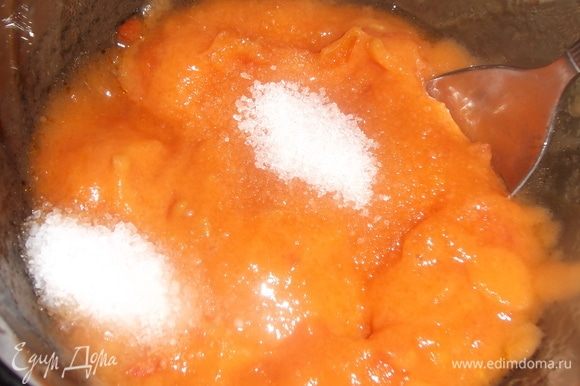 Обжаренные помидоры охладить, пробить блендером в пюре. Добавить соль и сахар.