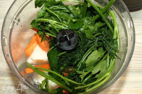 Репчатый лук и морковь очистить. Зелень (петрушка, укроп) промыть. Сложить в чашу блендера и измельчить.