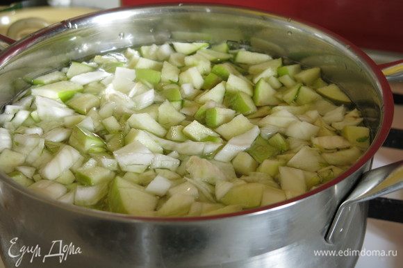 Заливаем яблоки и фенхель водой, 2 литра — суп жидковатый, если довести объем до двух литров — густой. Варим 15 минут.